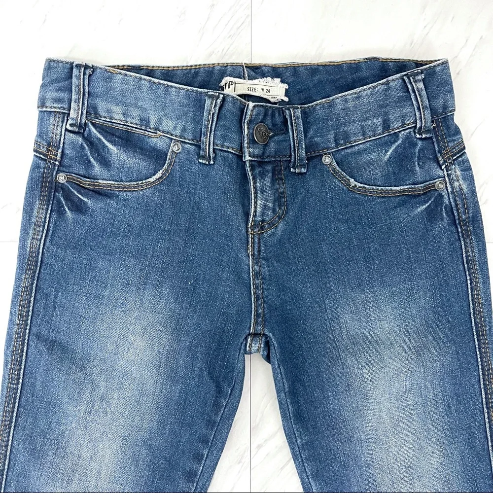 Free People- Skinny Jeans in Medium Wash Size 24. - Picture 2 of 8